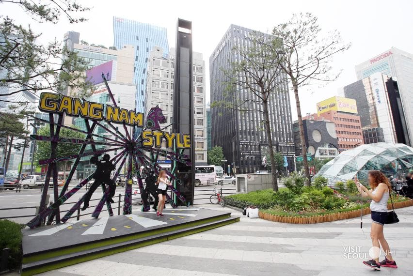The 'GANG NAM STYLE' lettering and dancing-silhouette sculpture