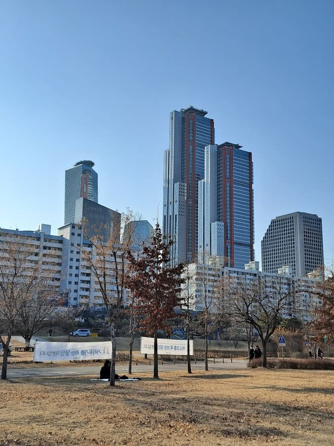 여의도 고층 빌딩숲을 배경으로 한 여의도한강공원 산책로
