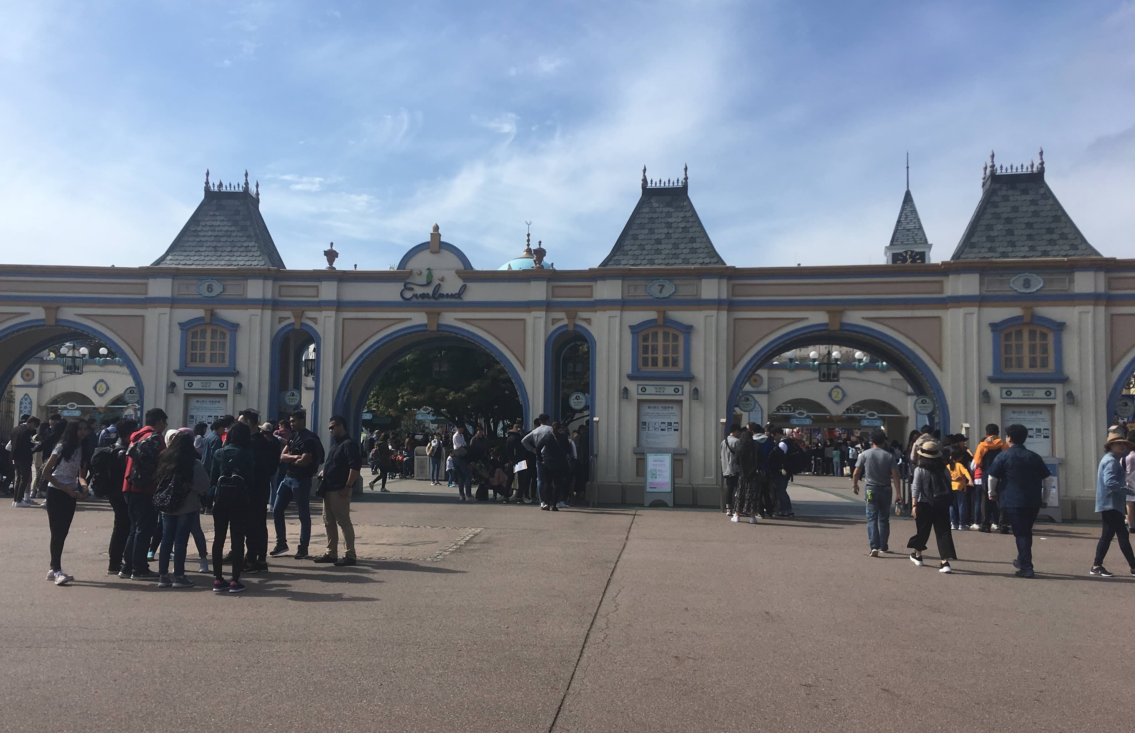The European-style archway entrance to Everland