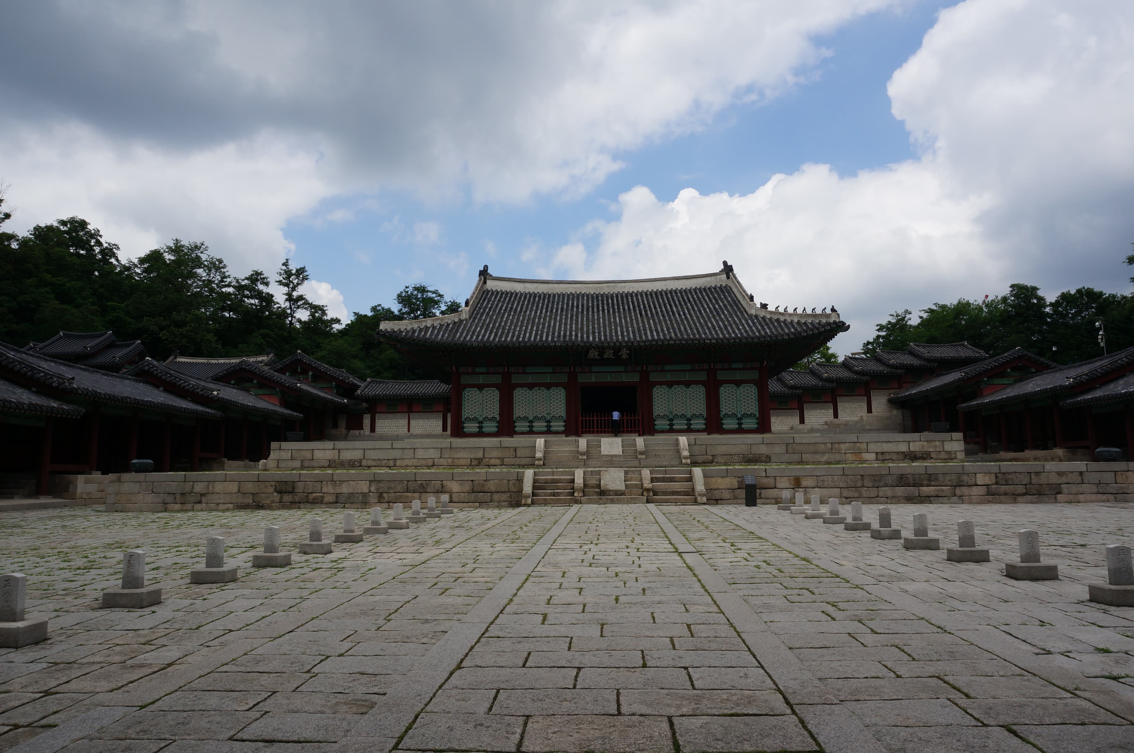 정면에서 바라본 경희궁 숭정전과 넓은 조정 마당
