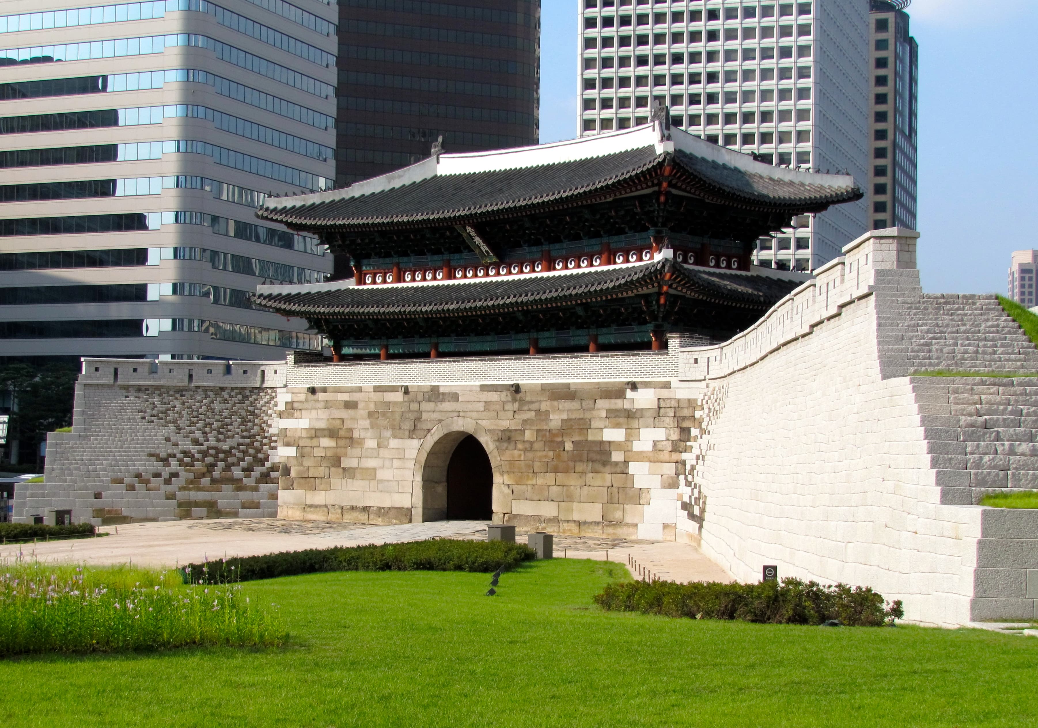 고층 빌딩을 배경으로 한 남대문(숭례문) 정면 전경