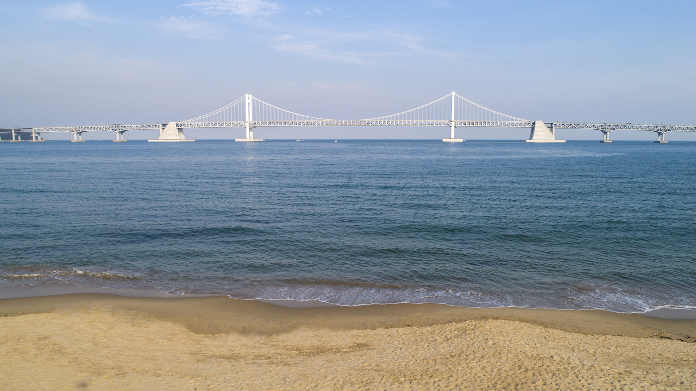 광안리해수욕장 앞바다를 가로질러 이어지는 광안대교