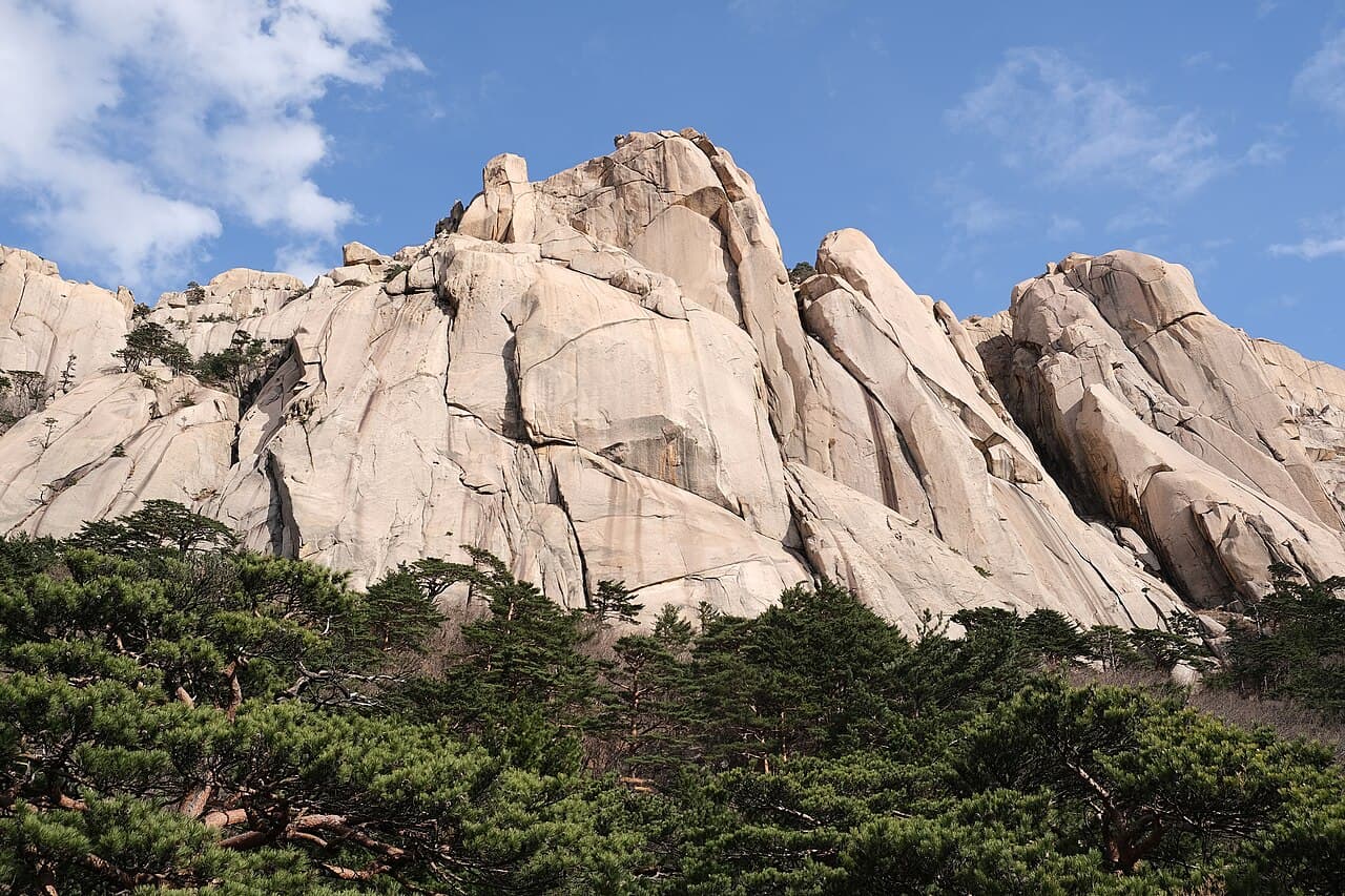 설악산 울산바위의 웅장한 화강암 암벽